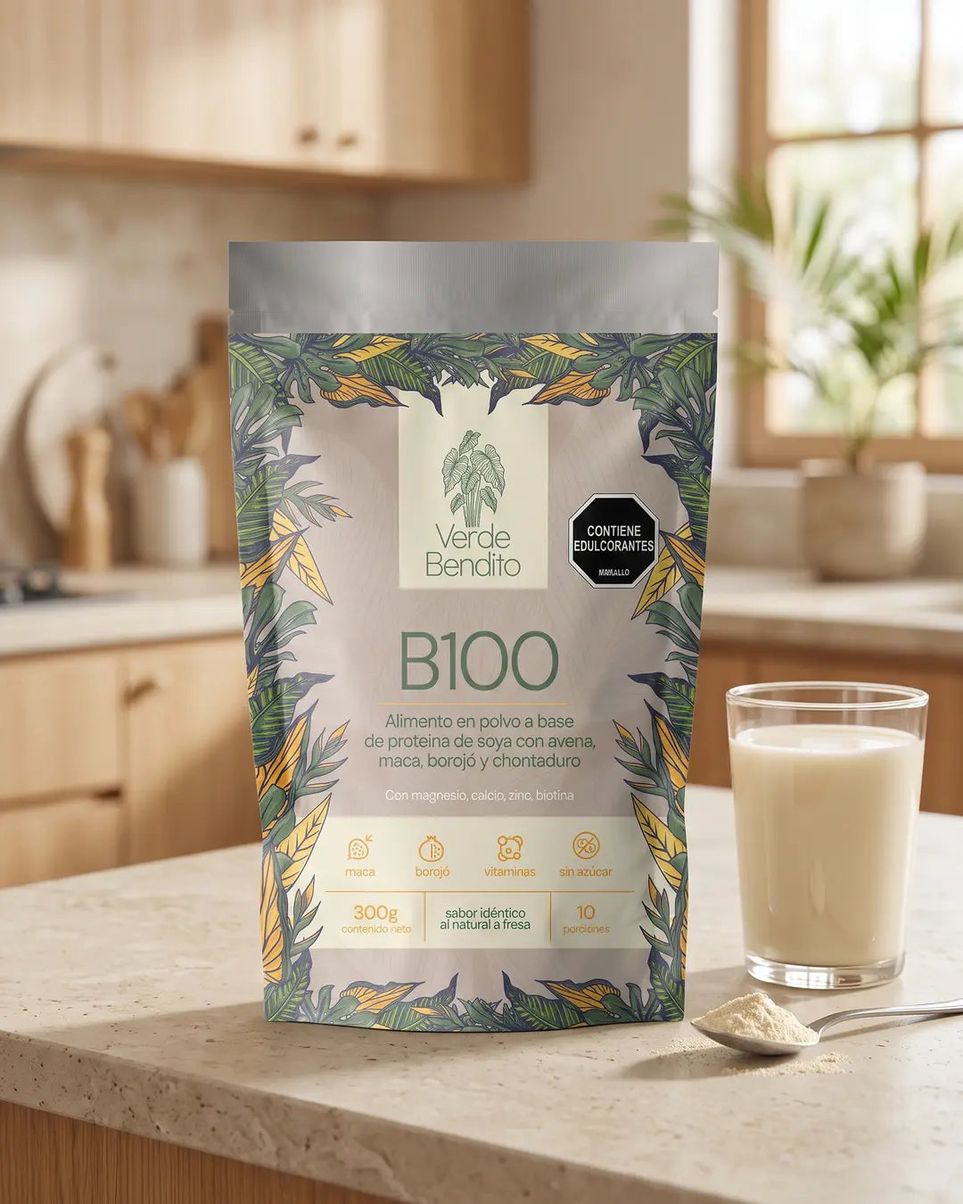 Bolsa de B100 de Verde Bendito junto a un vaso con la bebida preparada sobre un mesón de cocina