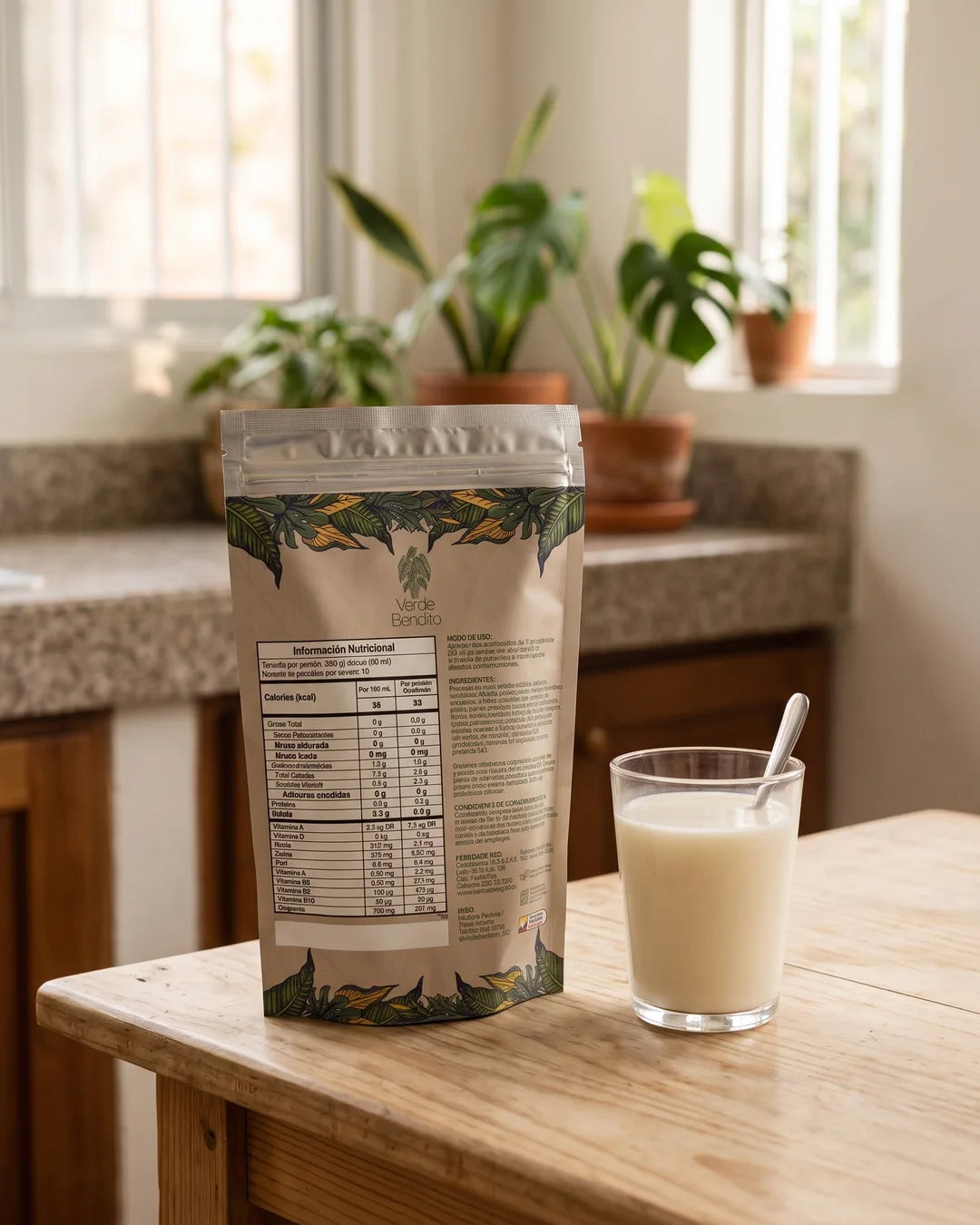 Parte trasera de la bolsa de B100 con la tabla nutricional, junto a un vaso preparado